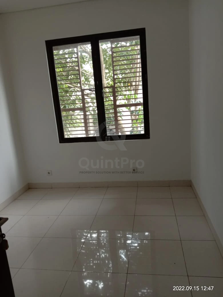 Rumah 4+1KT 3 Lantai di Greenwich BSD, Modern Minimalis SHM Siap Huni — foto 2