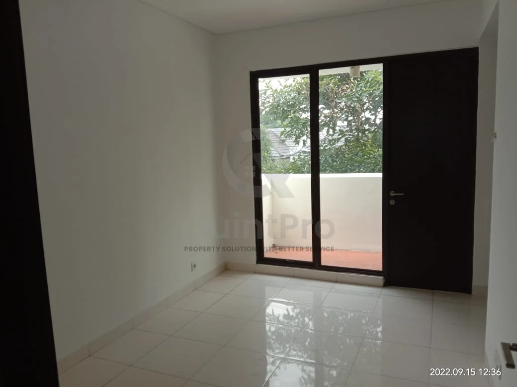 Rumah 4+1KT 3 Lantai di Greenwich BSD, Modern Minimalis SHM Siap Huni — foto 4