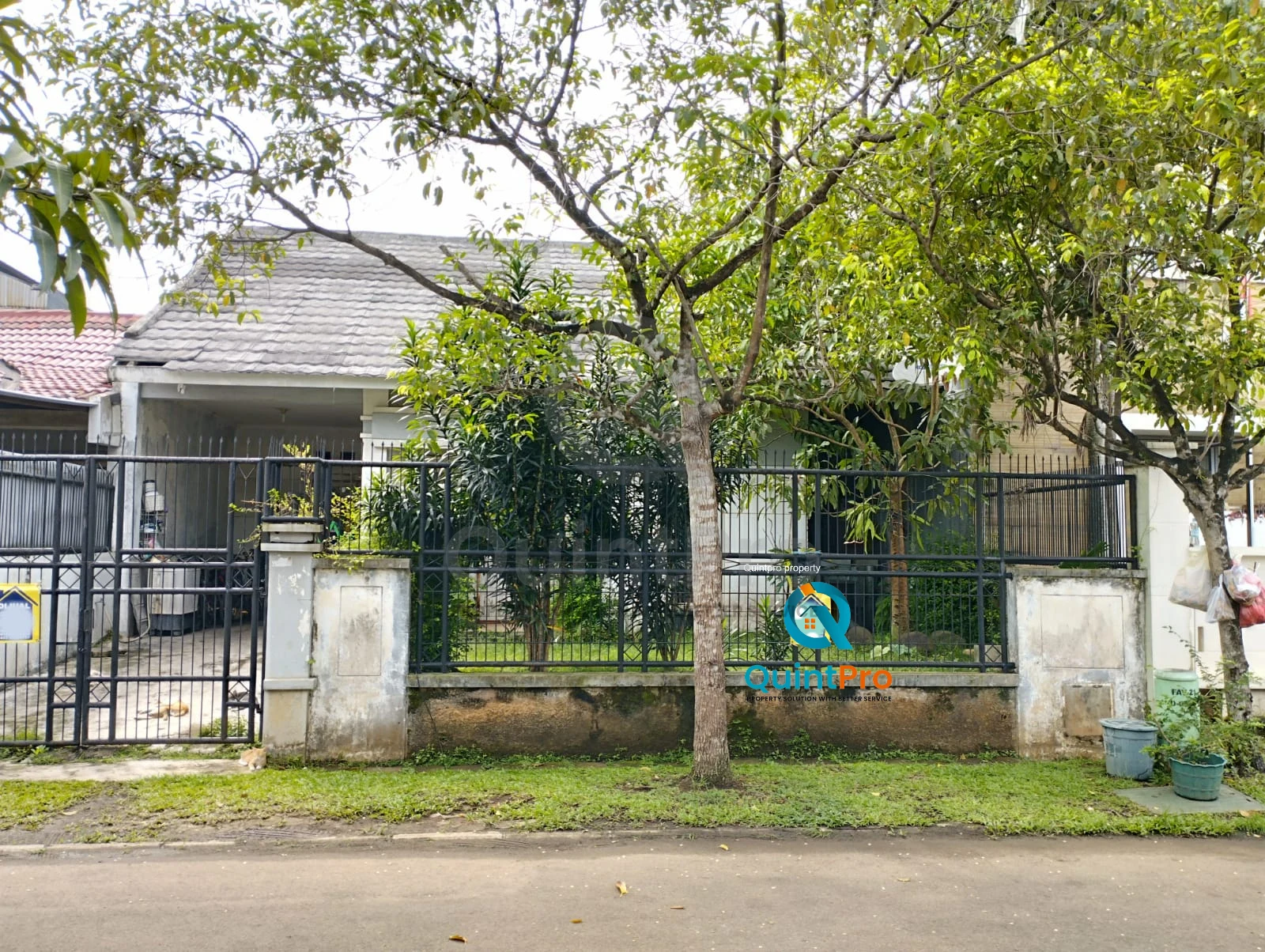 Rumah 4+1KT 200m² di Kencana Loka BSD, Halaman Hijau Asri SHM