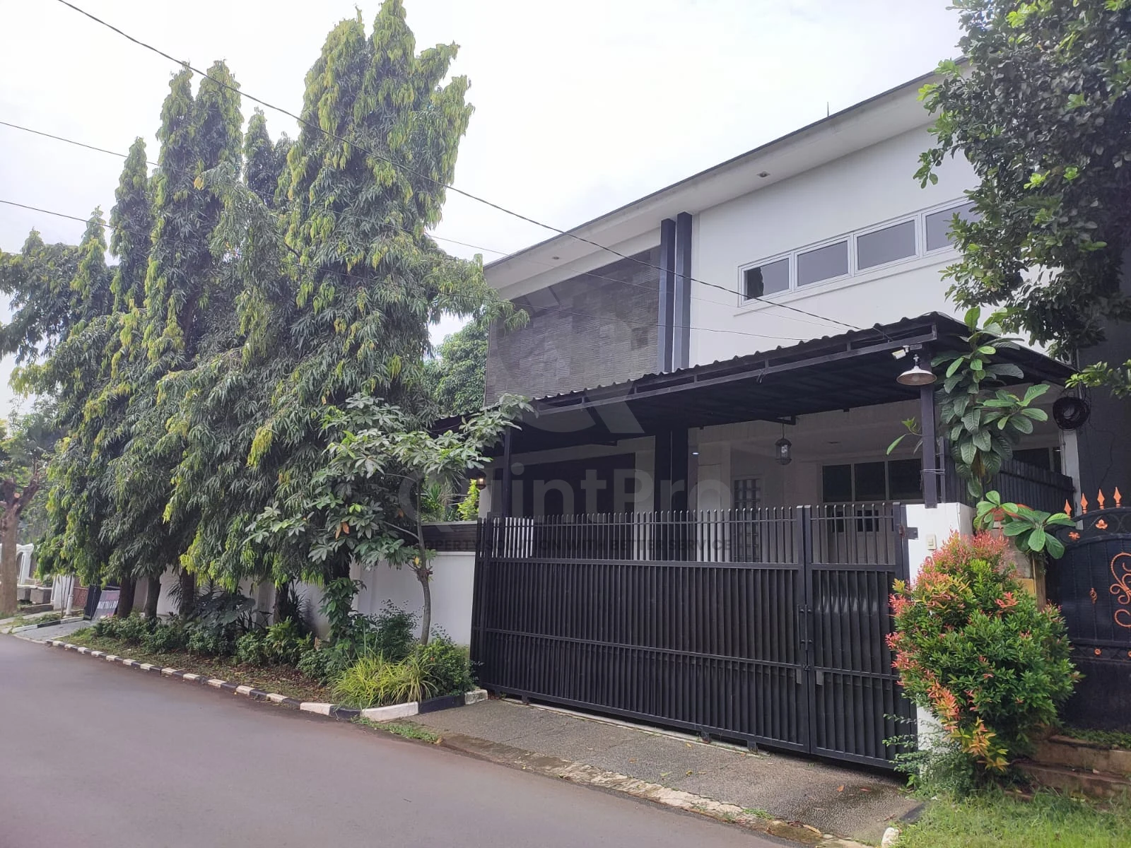 Rumah 3+1KT 250m² di Witanaraharja Pamulang, 2 Lantai SHM Halaman Luas