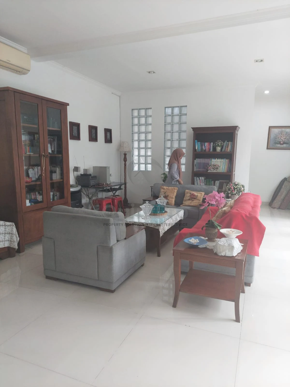 Rumah 3+1KT 250m² di Witanaraharja Pamulang, 2 Lantai SHM Halaman Luas — foto 2