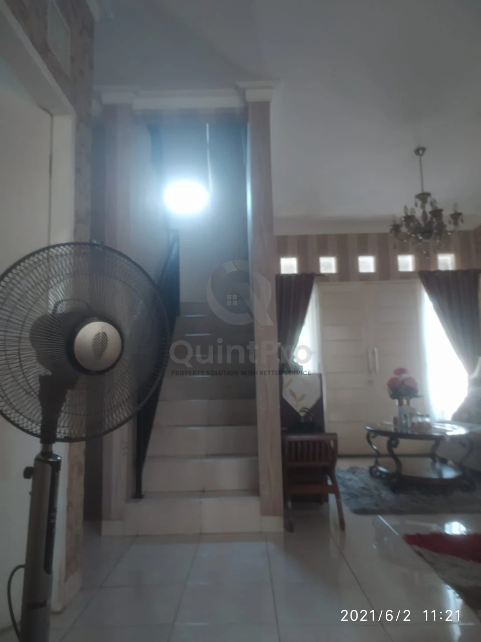 Rumah Modern 4KT 2 Lantai di Villa Ilhamni Karawaci, SHM Semi-Furnished — foto 4