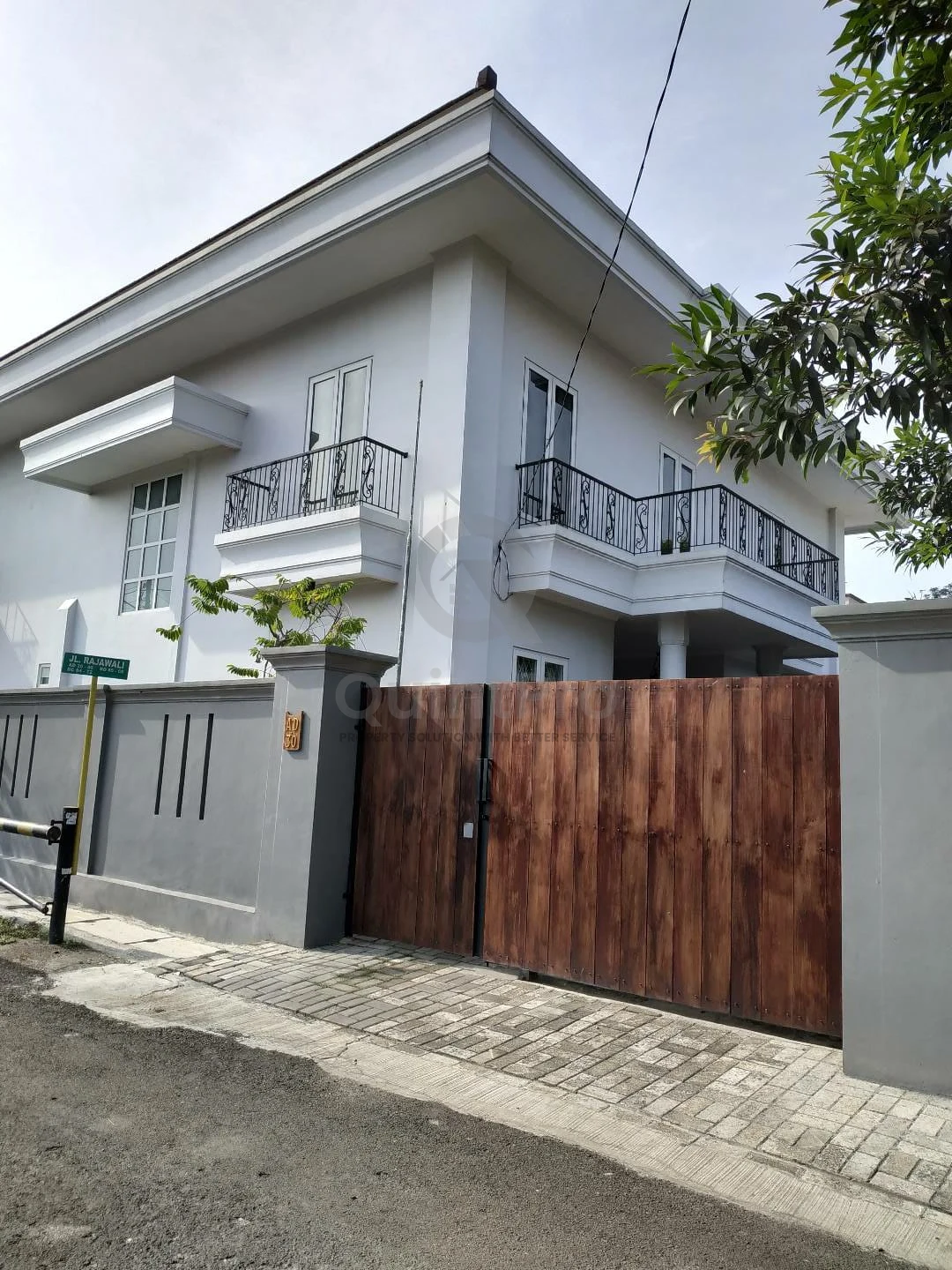 Rumah Modern 5+1KT 2 Lantai di Pondok Jagung Serpong, 497m² SHM Halaman Luas
