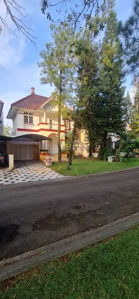 Rumah 3+1KT 300m² di BSD Tangerang Selatan, 2 Lantai SHM Halaman Asri