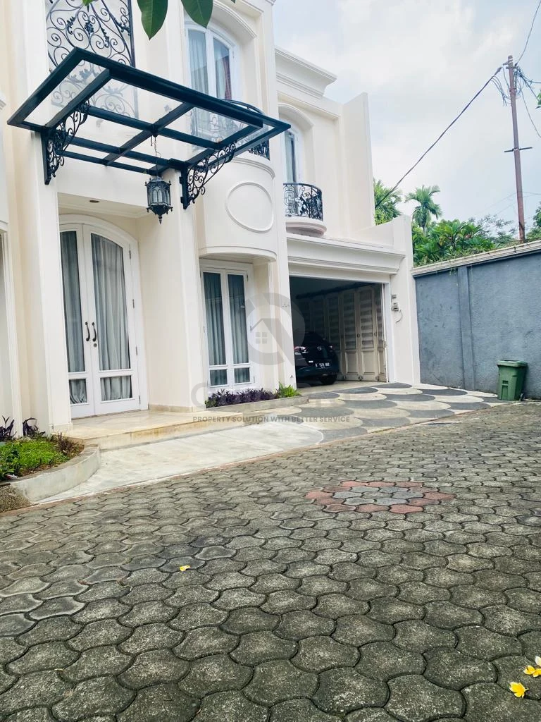 Rumah Klasik 4+1KT 2 Lantai di Pondok Labu Jakarta, Furnished SHM — foto 2