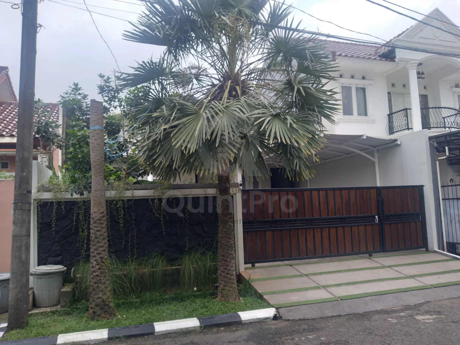 Rumah 4+1KT 180m² di Griyaloka BSD, 2 Lantai SHM Garasi 2 Mobil