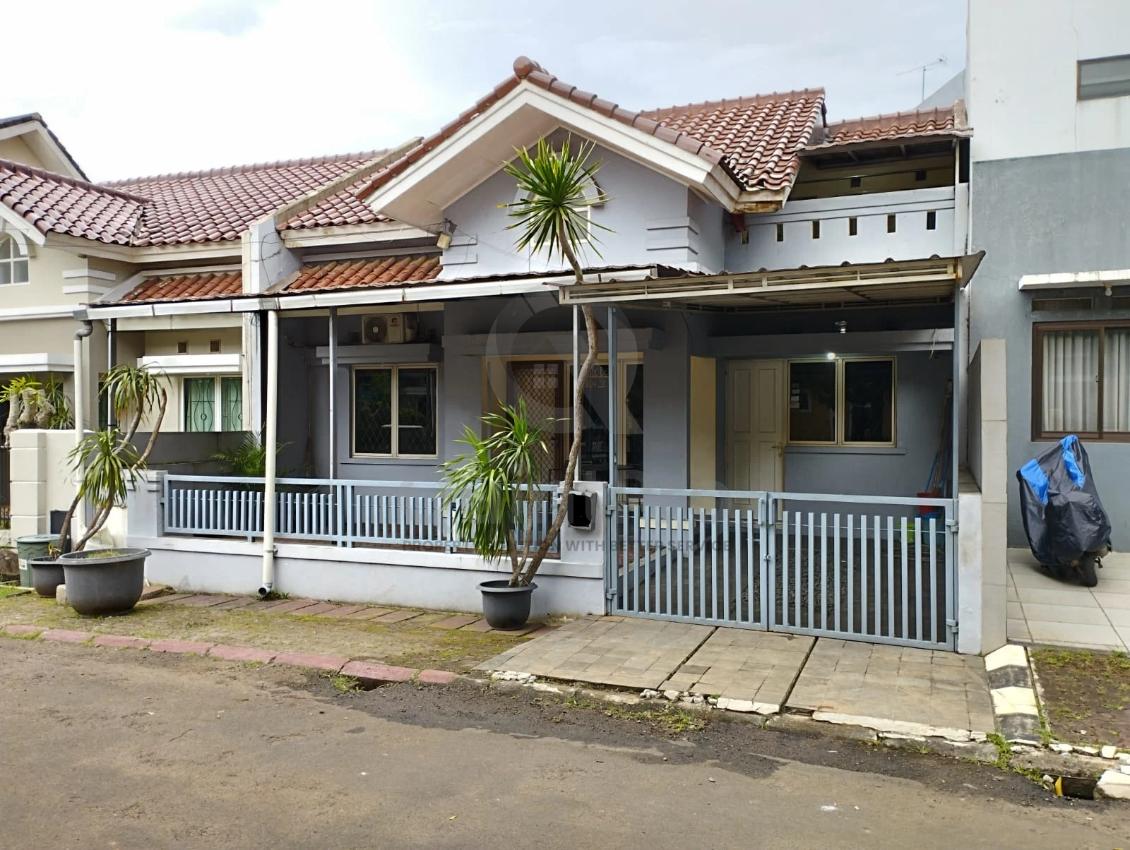 Rumah 3KT di Kencana Loka Taman Crysant BSD, Renovasi Baru Halaman Asri