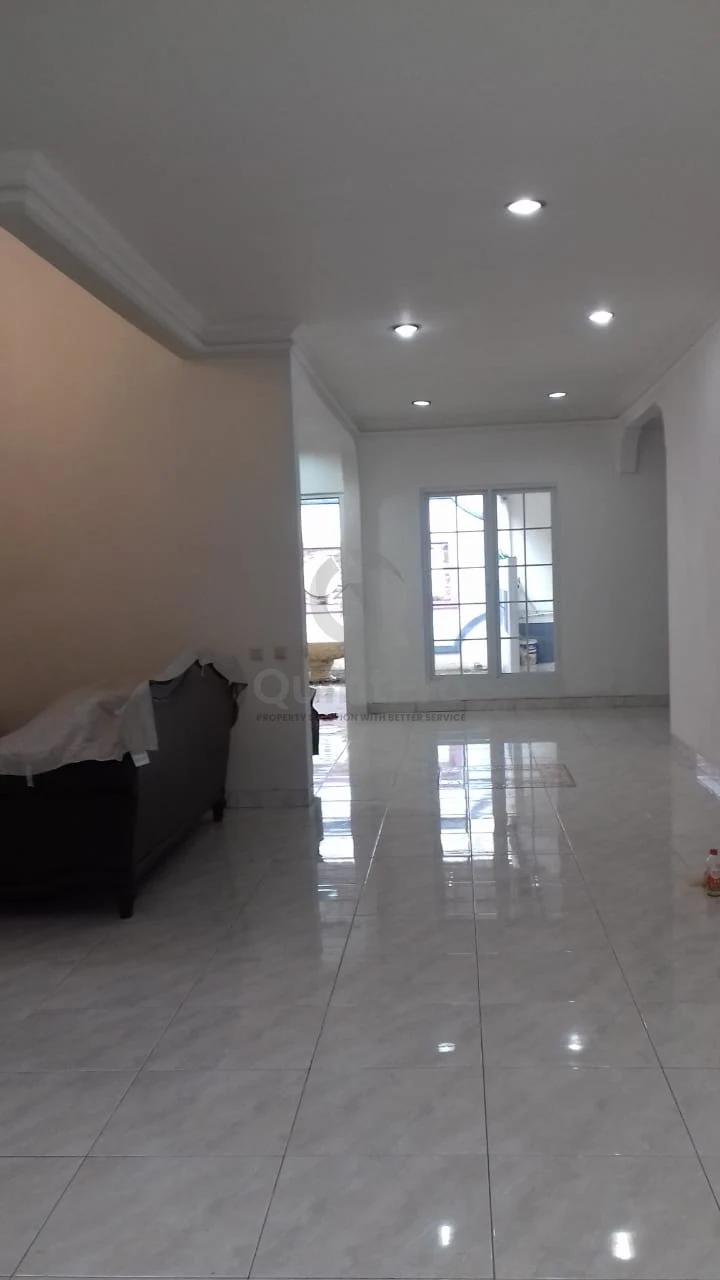 Rumah 2+1KT 300m² di Taman Giri Loka BSD, 2 Lantai SHM Halaman Asri — foto 2