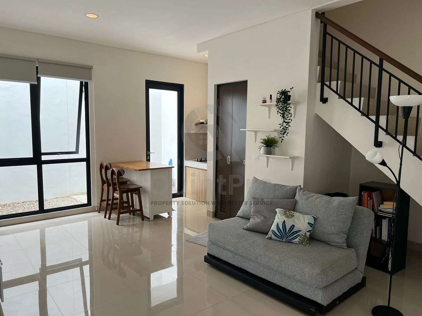 Rumah Modern 2KT 2 Lantai di Taman Provence BSD, Full Furnished SHM — foto 4