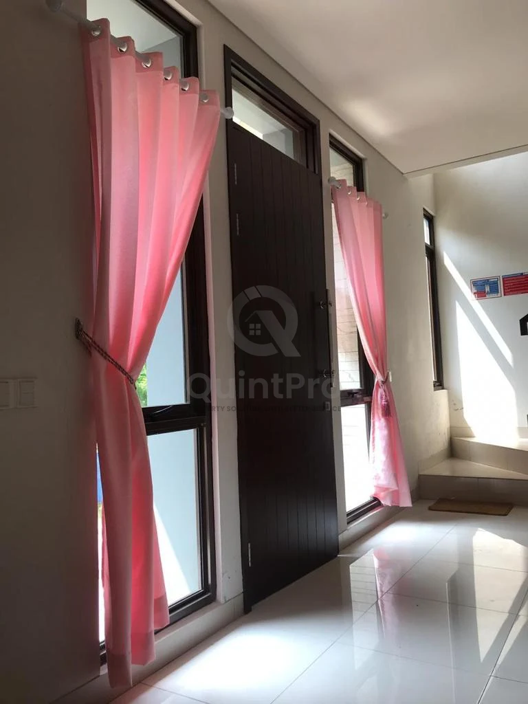 Rumah 4+1KT Modern Minimalis di Regent Town BSD, 3 Lantai SHM Furnished — foto 3