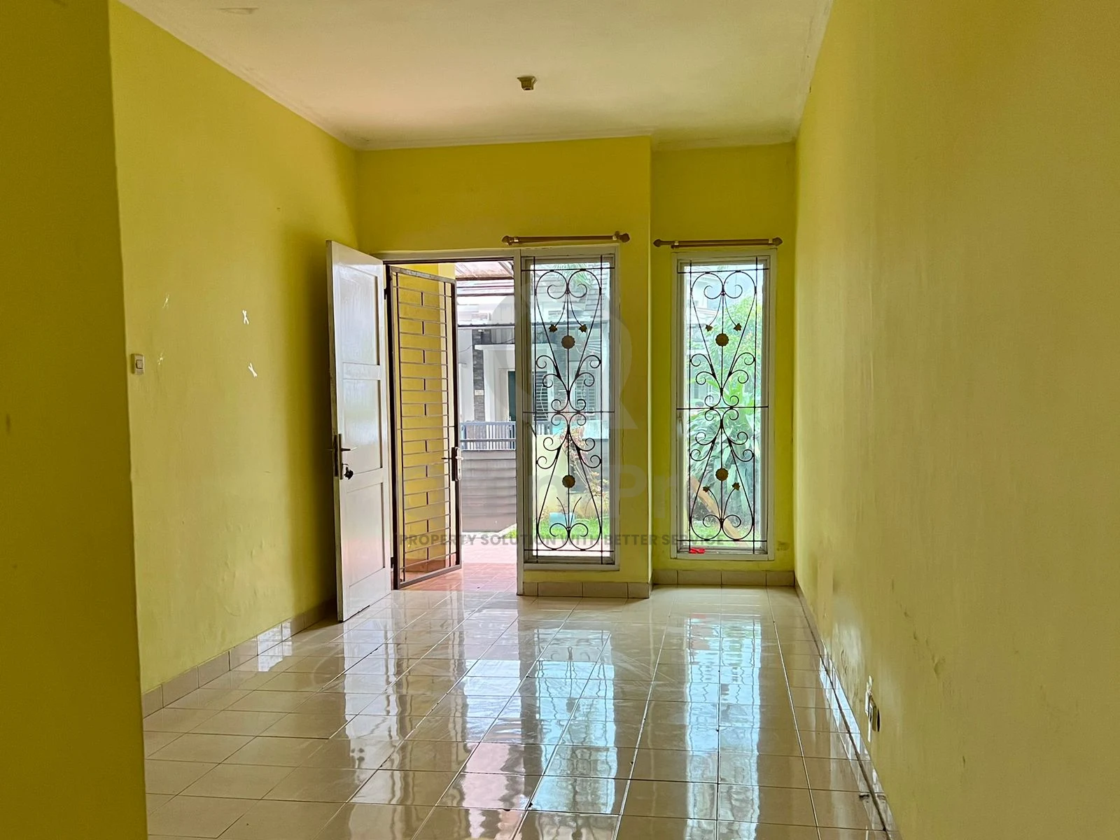 Rumah 2KT 90m² di Serpong Park BSD, SHM Siap Renovasi Halaman Asri — foto 2