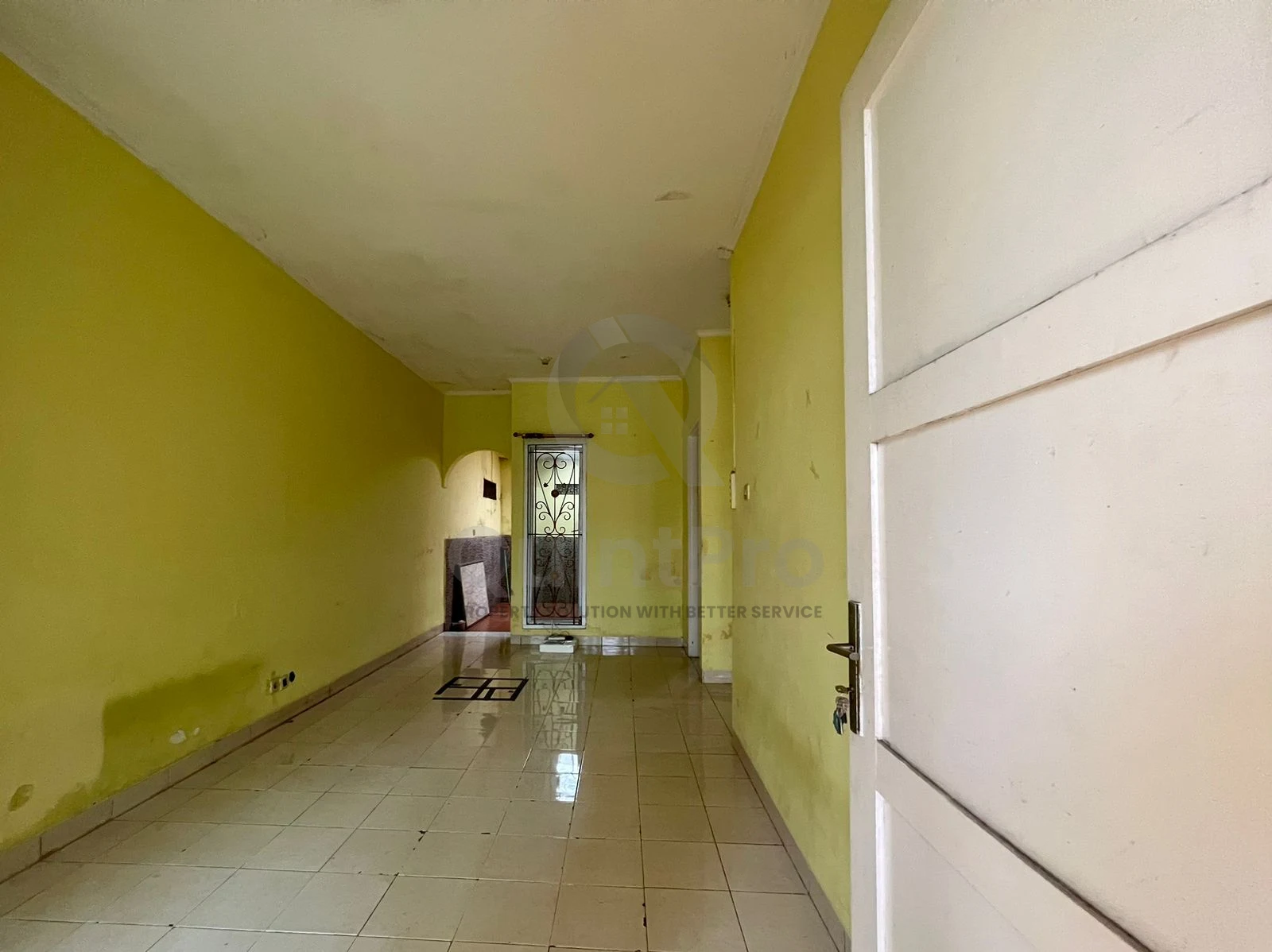 Rumah 2KT 90m² di Serpong Park BSD, SHM Siap Renovasi Halaman Asri — foto 3