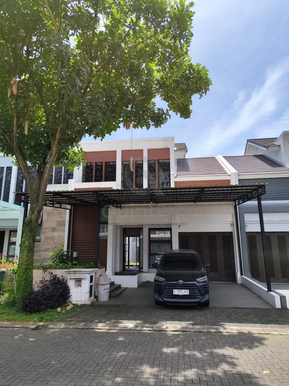 Rumah Modern 3+1KT di Greenwich BSD, 2 Lantai SHM Halaman Asri