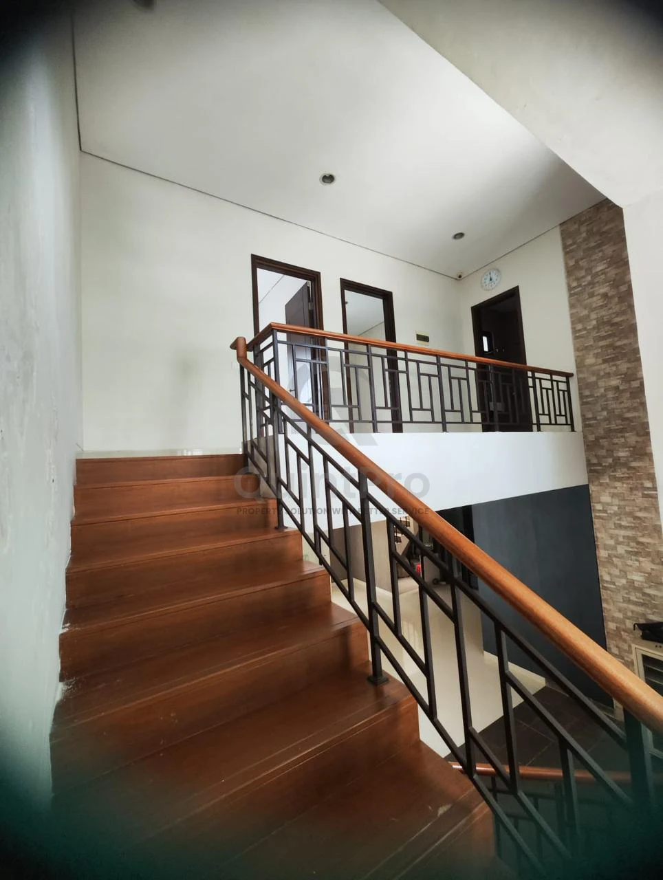 Rumah Modern 3+1KT di Greenwich BSD, 2 Lantai SHM Halaman Asri — foto 3