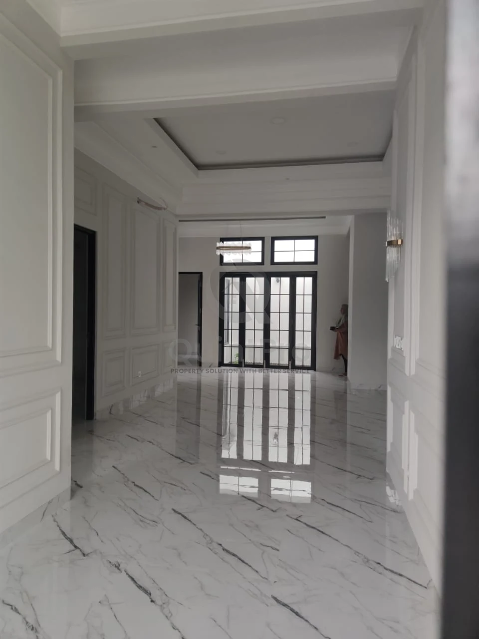 Rumah Modern 4+1KT di Kencana Loka BSD, 200m² SHM Minimalis Putih — foto 4
