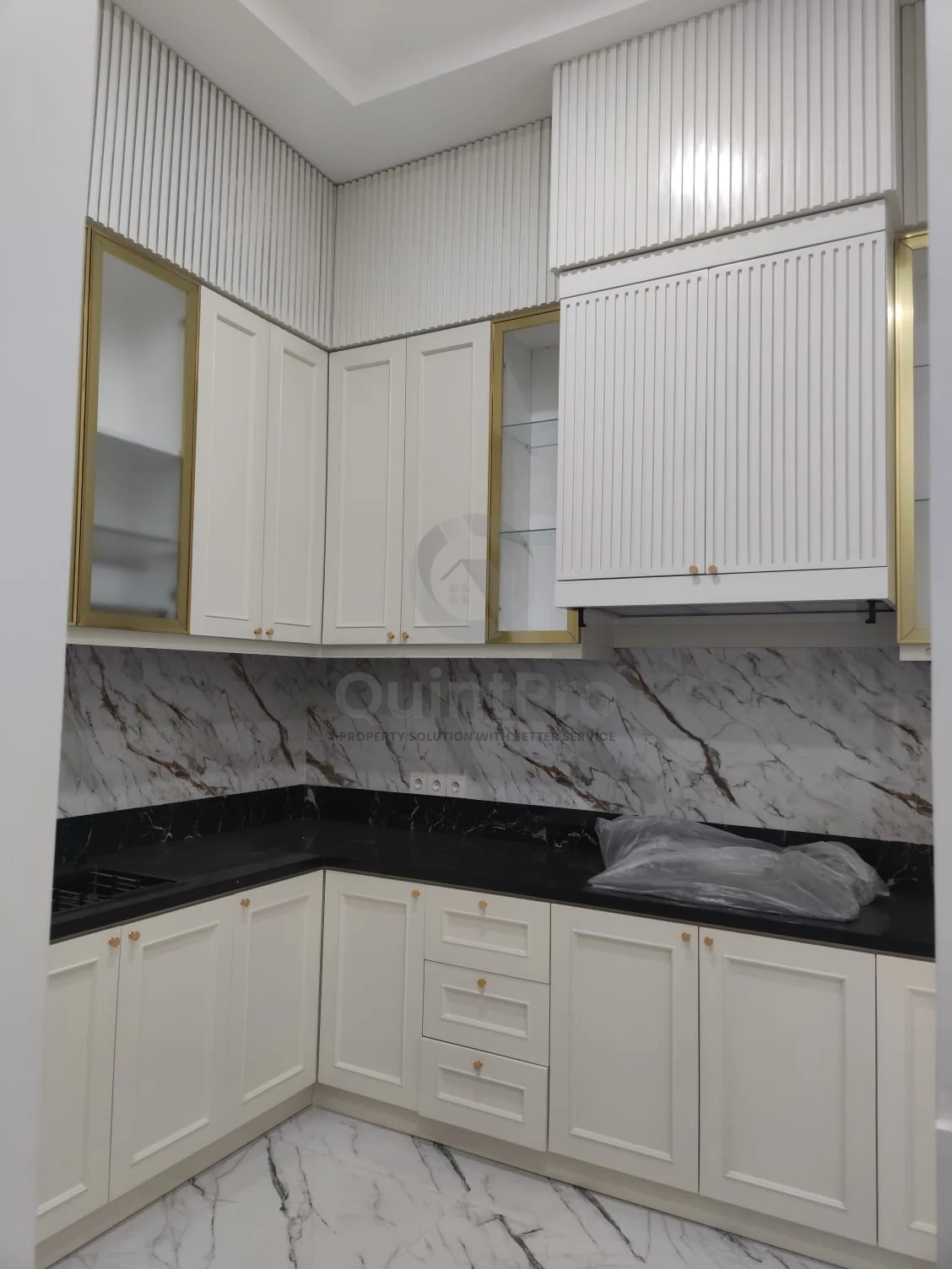 Rumah Modern 4+1KT di Kencana Loka BSD, 200m² SHM Minimalis Putih — foto 5