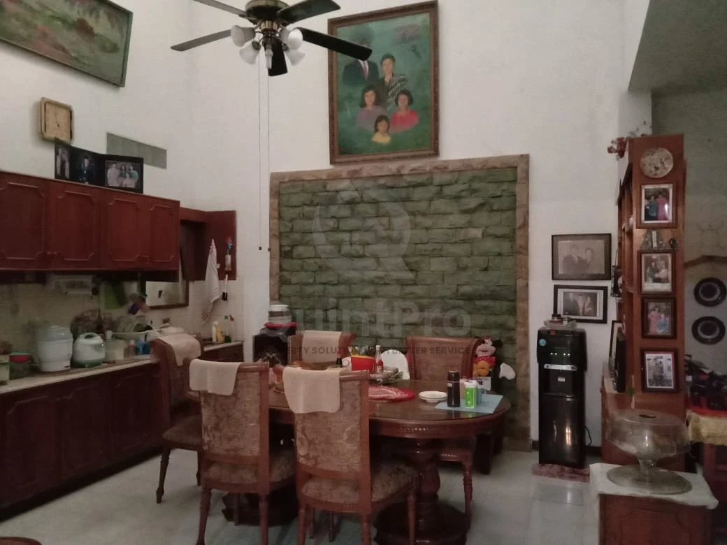 Rumah 5+1KT 250m² di Kebayoran Jakarta, SHM Siap Renovasi