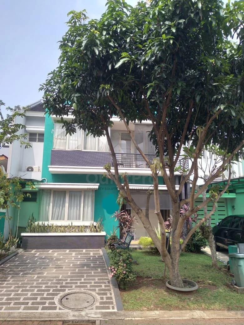 Rumah 3+1KT 2 Lantai di De Latinos BSD Tangerang Selatan, SHM Halaman Asri
