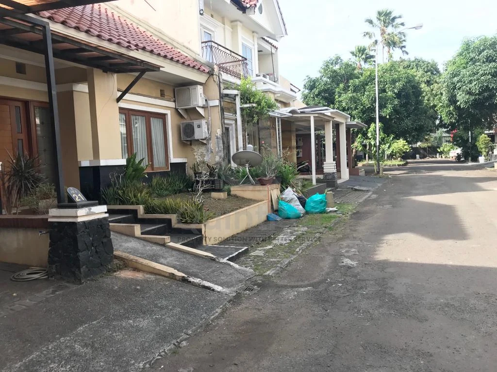Rumah 3+1KT 173m² di Bintaro Sektor 9, 1,5 Lantai Carport Taman SHM — foto 2