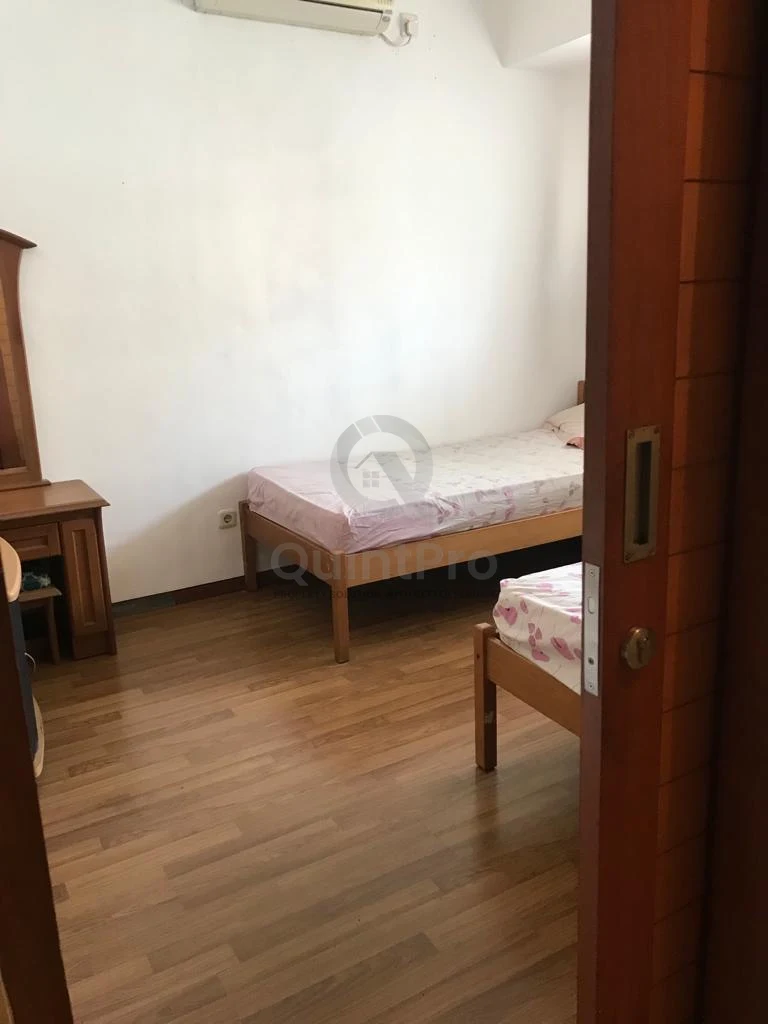 Rumah 3+1KT 173m² di Bintaro Sektor 9, 1,5 Lantai Carport Taman SHM — foto 3