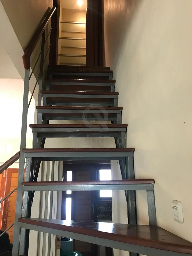 Rumah 3+1KT 173m² di Bintaro Sektor 9, 1,5 Lantai Carport Taman SHM — foto 4