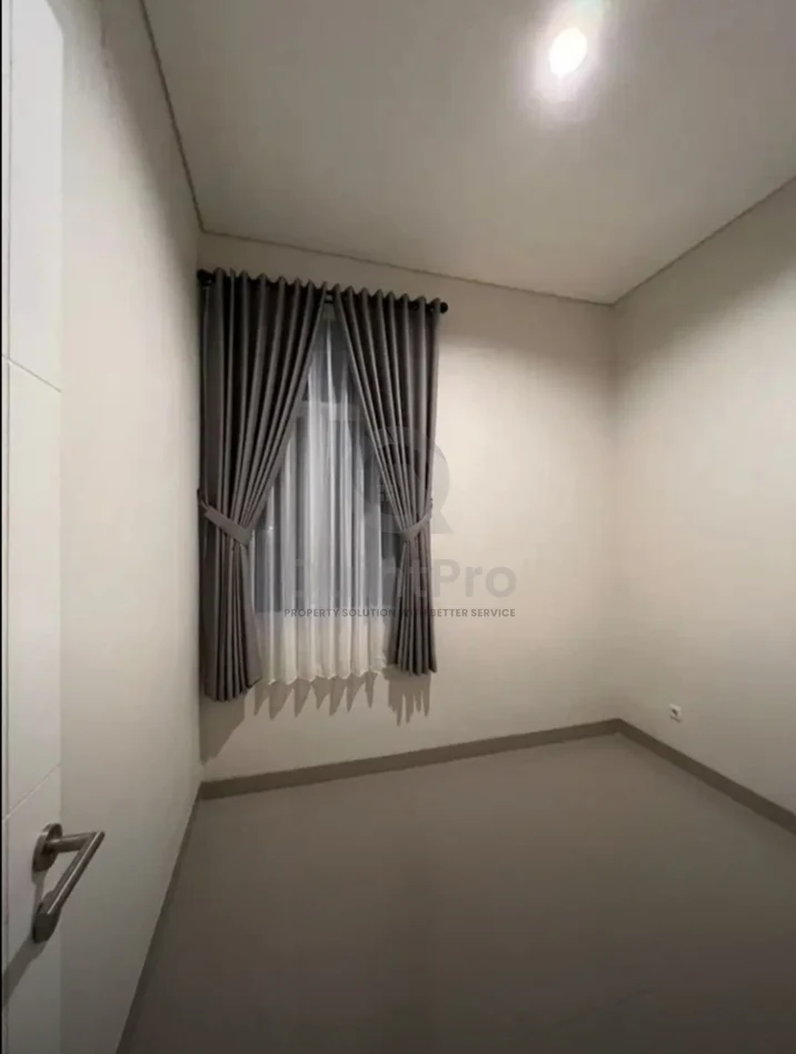 Rumah Modern 3KT di Serpong Lagoon Tangerang Selatan, Halaman Hijau Asri HGB — foto 2