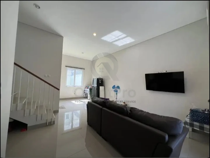 Rumah Modern 3KT di Serpong Lagoon Tangerang Selatan, Halaman Hijau Asri HGB — foto 5