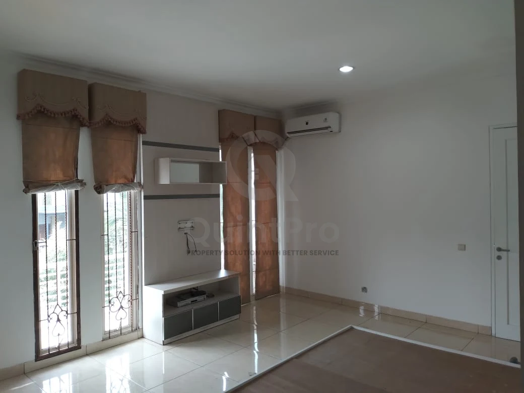 Rumah 3+1KT 2 Lantai di La Vintage Delatinos BSD, Halaman Hijau Asri SHM — foto 2