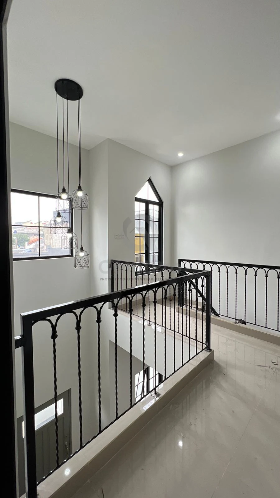 Rumah Modern 3+1KT di Pamulang Tangerang Selatan, Design Minimalis SHM — foto 2