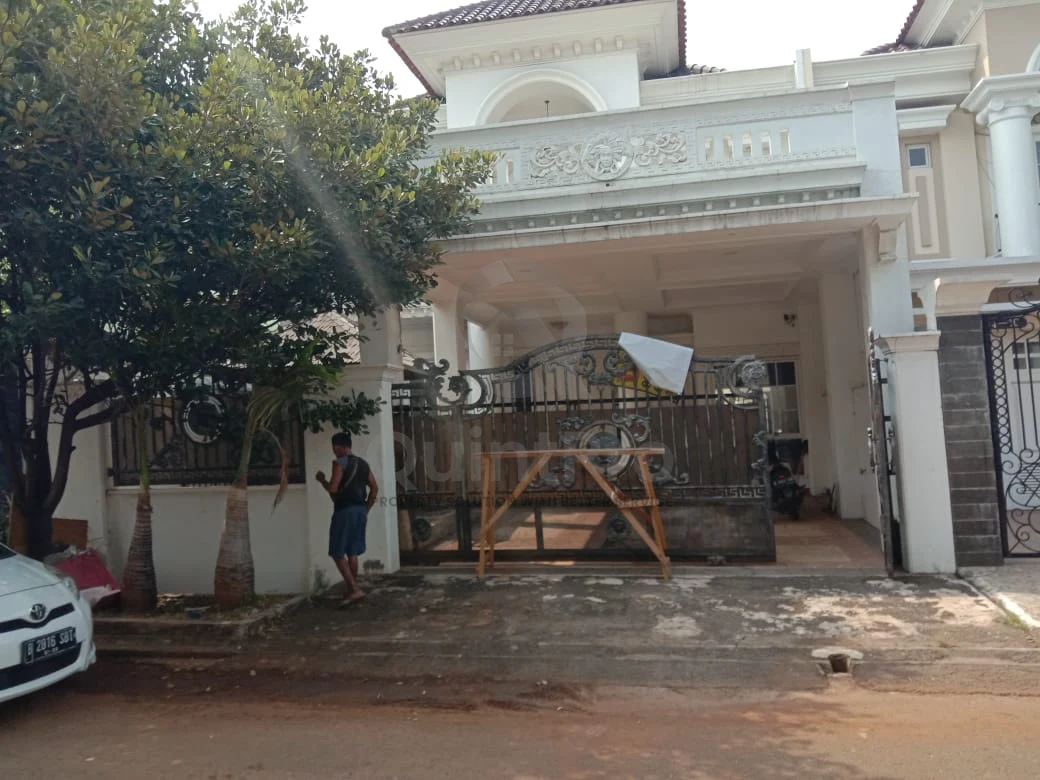 Rumah 5+2KT 300m² di Royal Residence Jakarta Timur, 2 Lantai SHM One Gate System