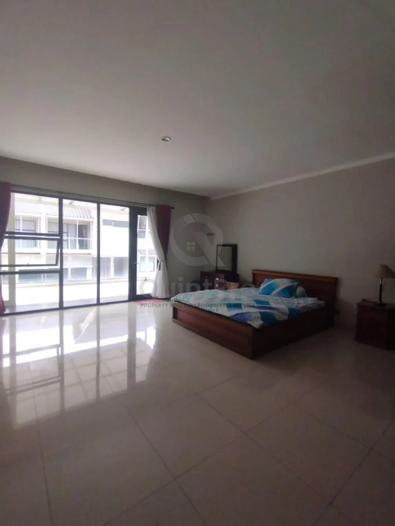 Rumah Hook 5+2KT 450m² di Kebayoran Residence Sektor 7, Renovasi Baru SHM One Gate System — foto 3