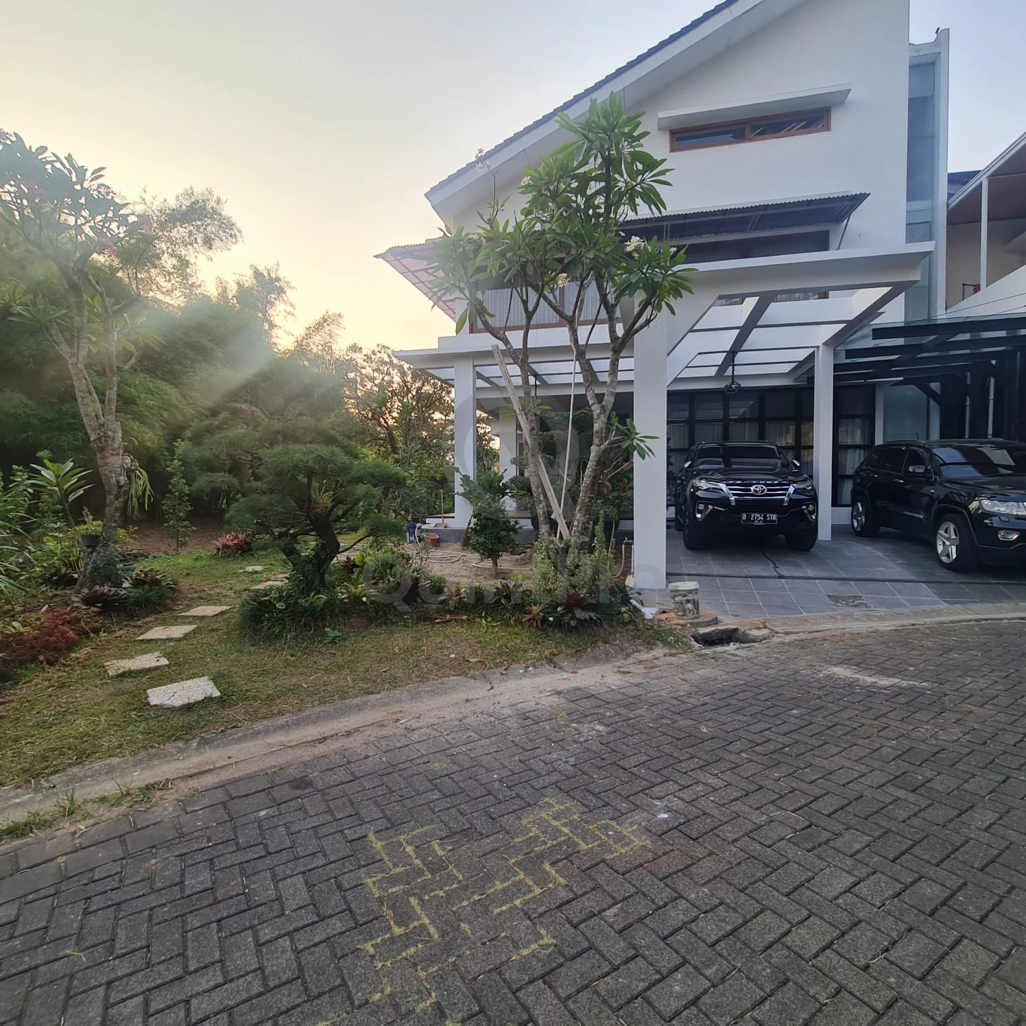 Rumah Hook 4+1KT di Caribbean Delatinos BSD, Halaman Luas 2 Lantai SHM