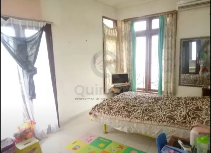 Rumah 4+1KT di Kencana Loka BSD, 2 Lantai SHM Halaman Asri — foto 4