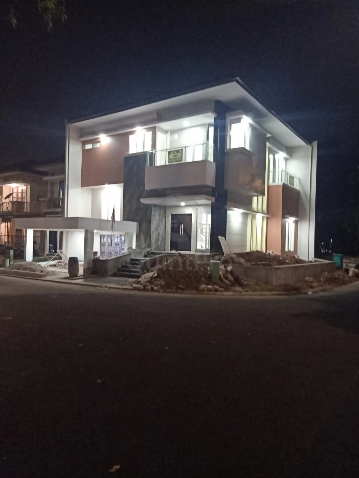 Rumah Hook 4+1KT Modern Minimalis di The Green BSD, 2 Lantai PPJB