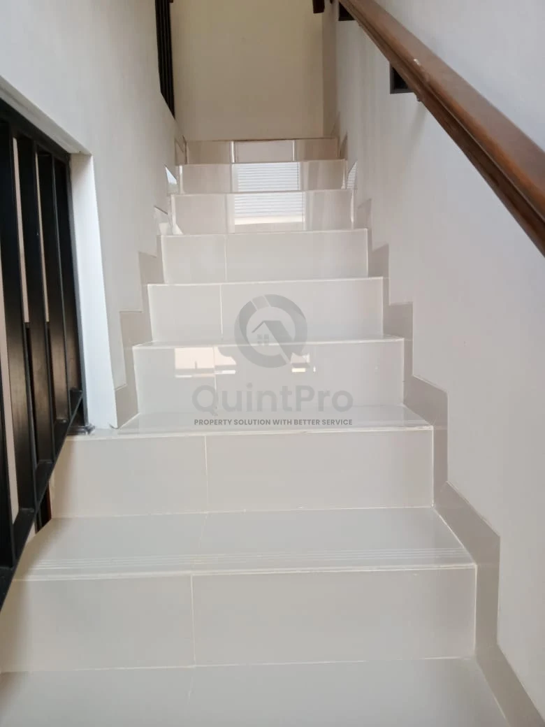 Rumah 3KT Disewa di Bali Resort Extension Bogor, Modern 2 Lantai SHM — foto 2