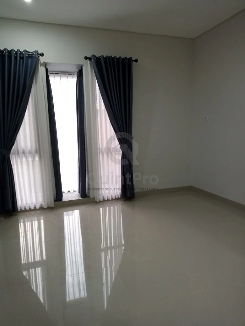 Rumah 3KT Disewa di Bali Resort Extension Bogor, Modern 2 Lantai SHM — foto 5