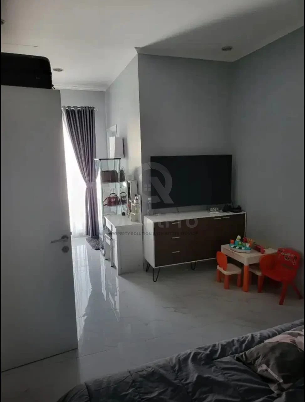 Rumah 4+1KT 3 Lantai di The Savia Nusa Loka BSD, SHM Carport 2 Mobil — foto 4