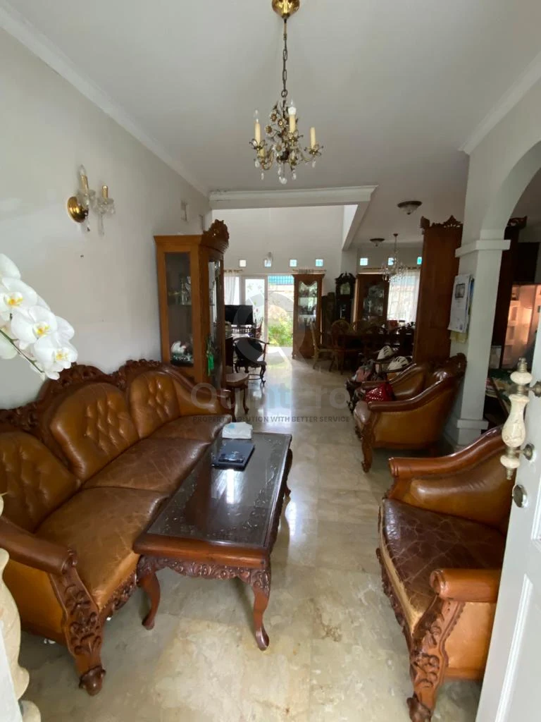 Rumah 5KT 2 Lantai di Puspita Loka BSD, 300m² SHM Klasik Mewah
