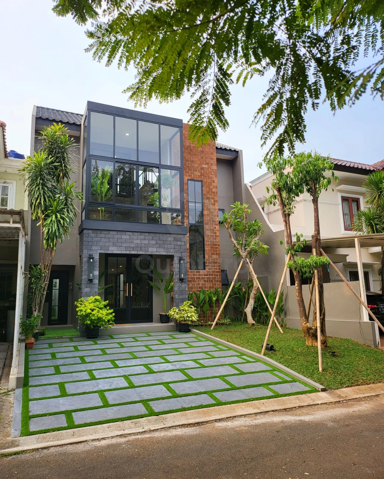 Rumah Modern 4+1KT di Versailes BSD, 2 Lantai SHM Halaman Asri