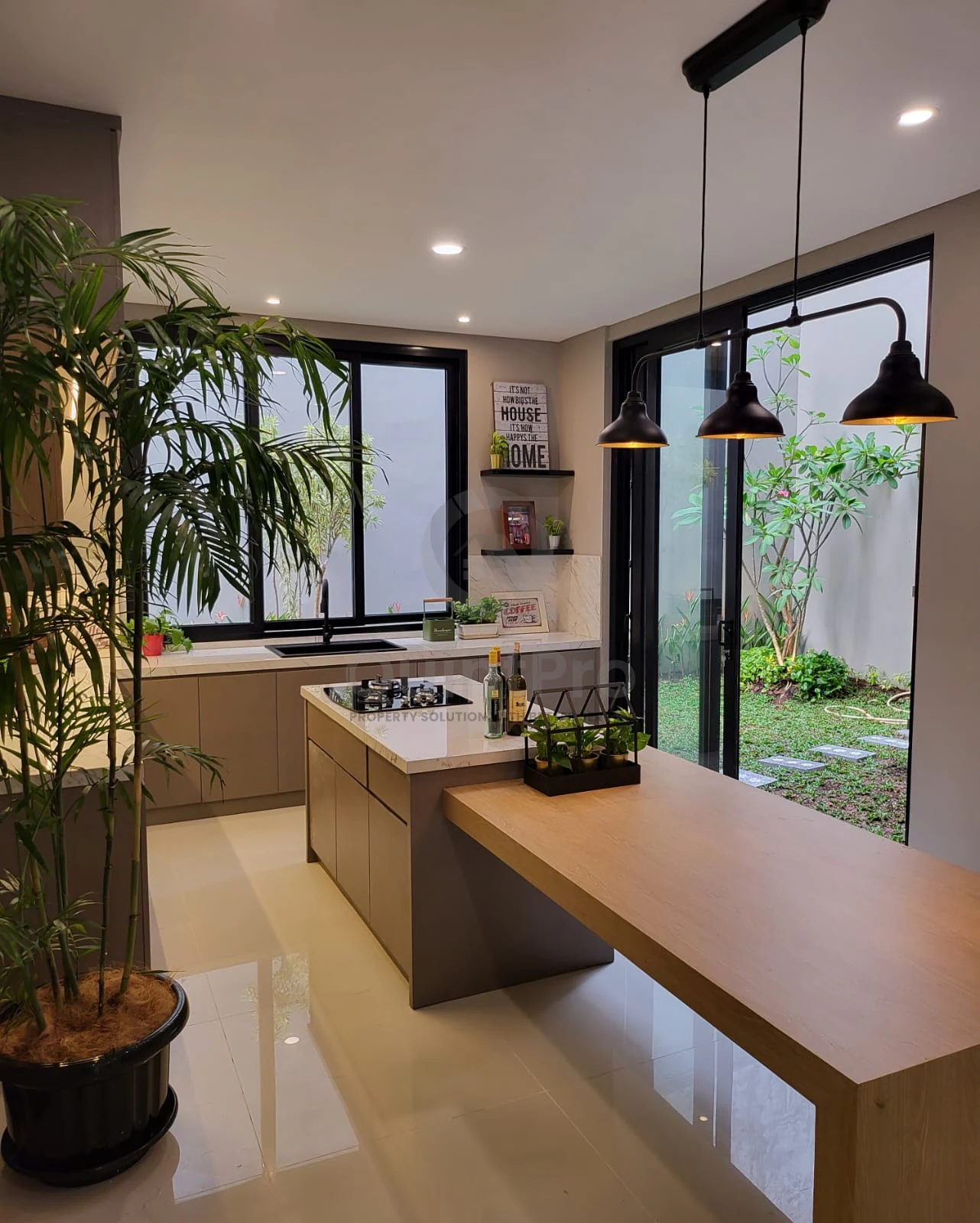 Rumah Modern 4+1KT di Versailes BSD, 2 Lantai SHM Halaman Asri — foto 2