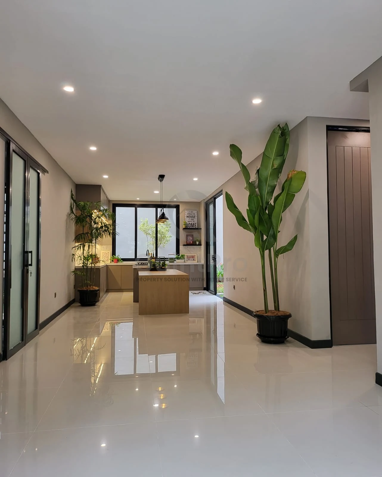 Rumah Modern 4+1KT di Versailes BSD, 2 Lantai SHM Halaman Asri — foto 4