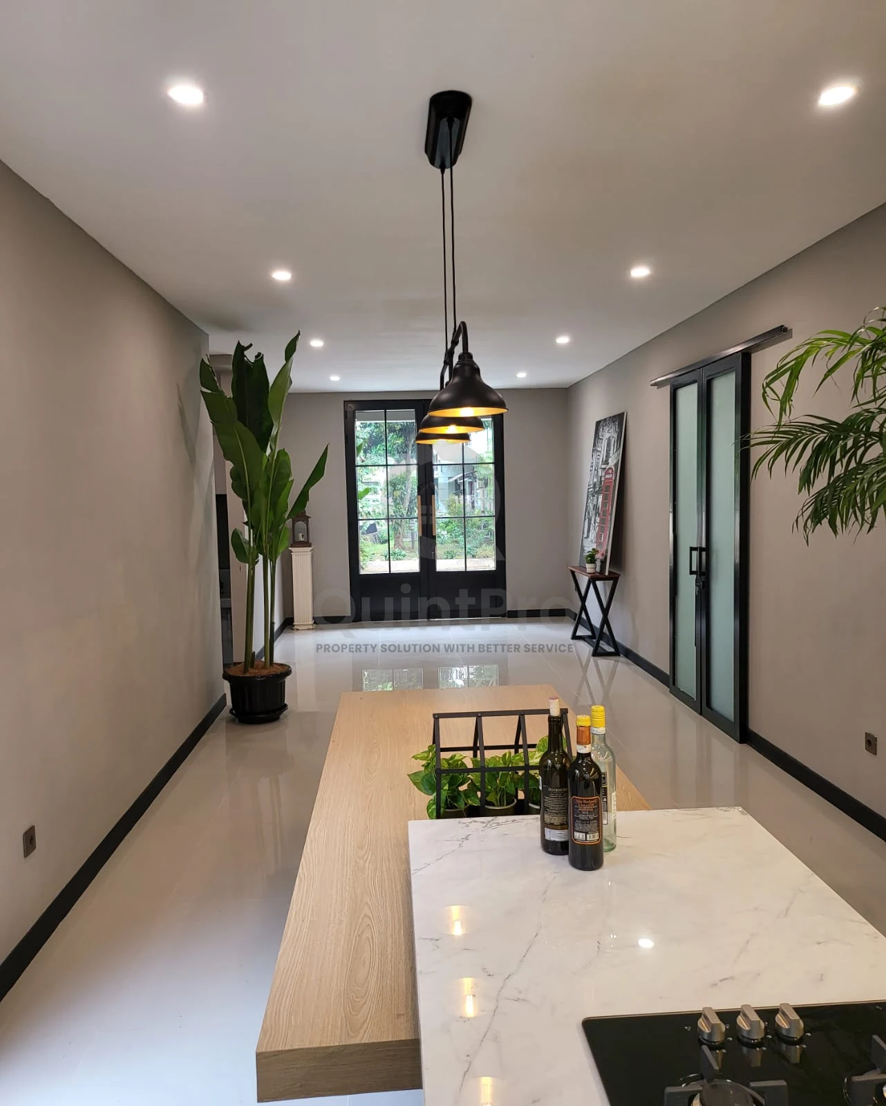 Rumah Modern 4+1KT di Versailes BSD, 2 Lantai SHM Halaman Asri — foto 5