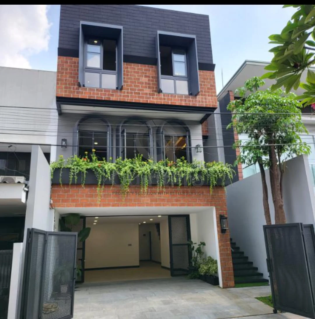 Rumah Modern 3,5 Lantai 390m² di Pondok Indah, Kolam Renang Rooftop SHM