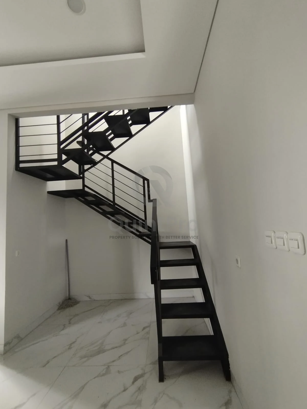 Rumah Modern 4+1KT di The Icon BSD, 2 Lantai Hadap Timur SHM Granite — foto 3
