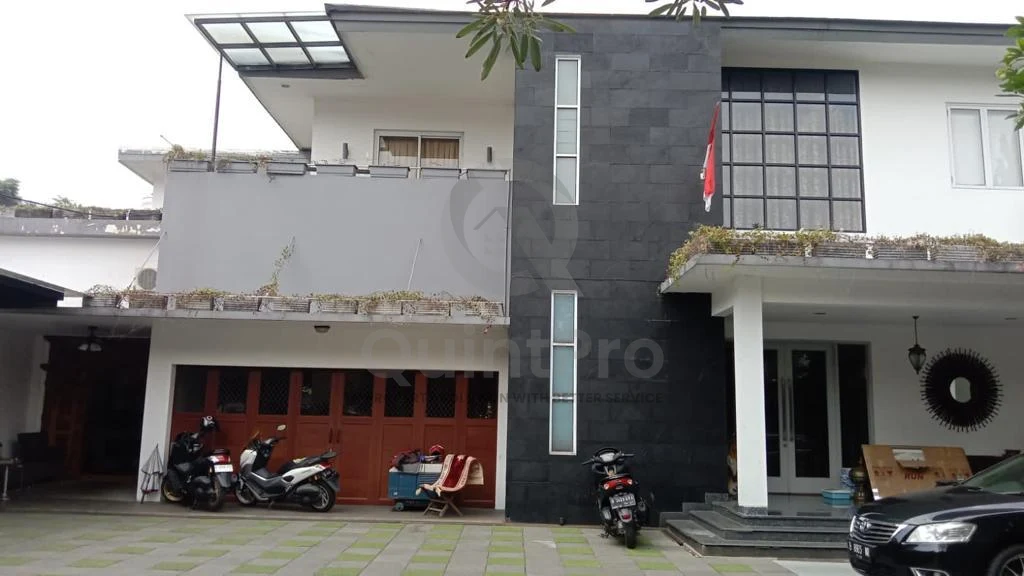 Rumah 6+2KT 1220m² di Cilandak Jakarta Selatan, 2 Lantai Kolam Renang SHM