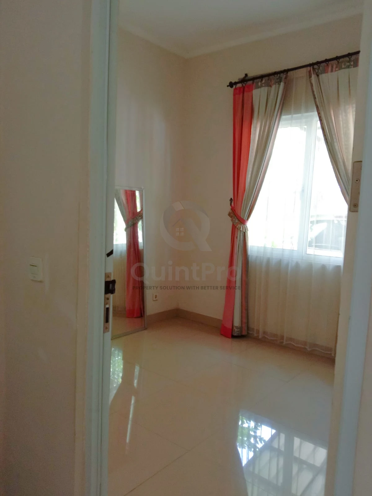 Rumah Modern 3+1KT di Serpong Lagoon Serpong, 2 Lantai SHM Hadap Selatan — foto 2