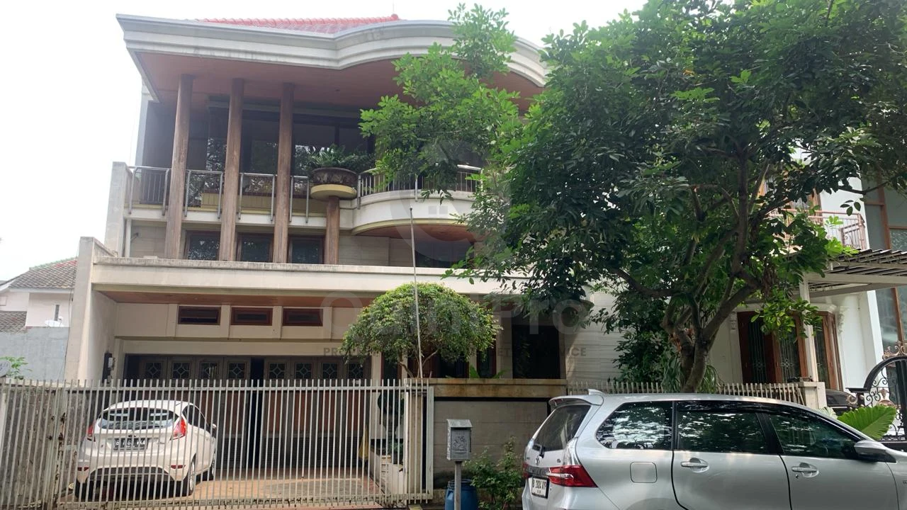 Rumah 4+1KT 400m² di Puspita Loka BSD, 2 Lantai SHM Halaman Asri