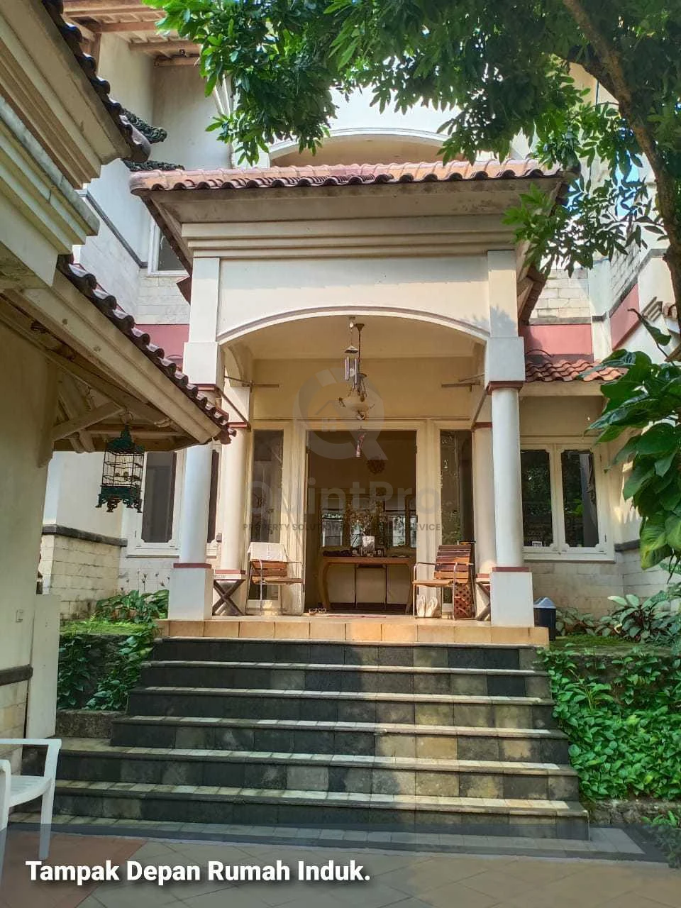 Rumah Klasik 7+1KT 1135m² di Cinere Depok, 2 Blok SHM Halaman Asri